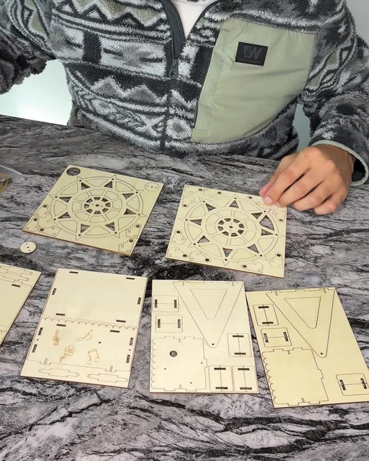Piezas de madera precortadas de un kit Curioso