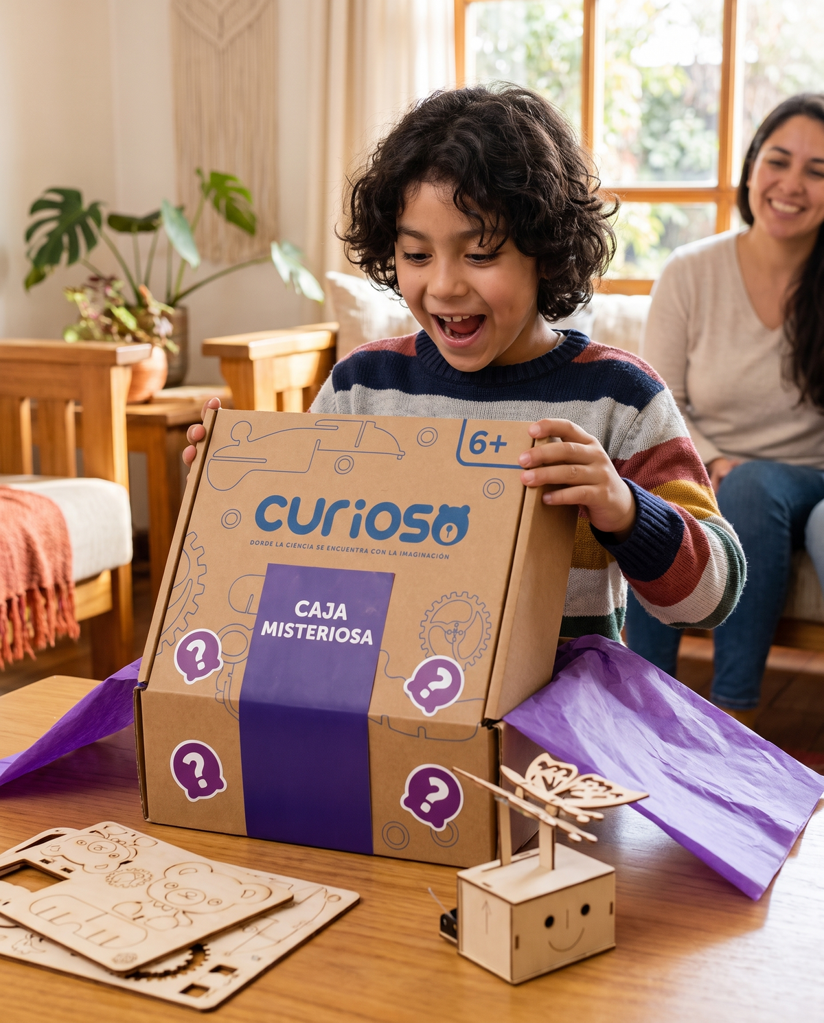 Niño abriendo la Caja Misteriosa Curioso en familia